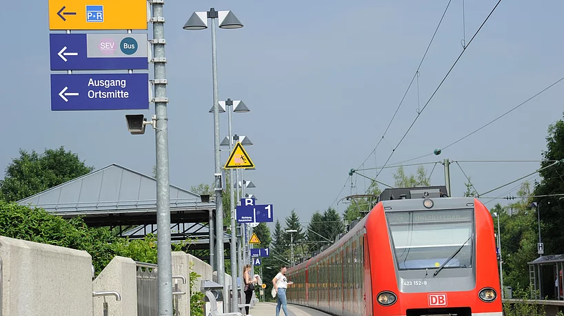 Bahnhof mit S-Bahn